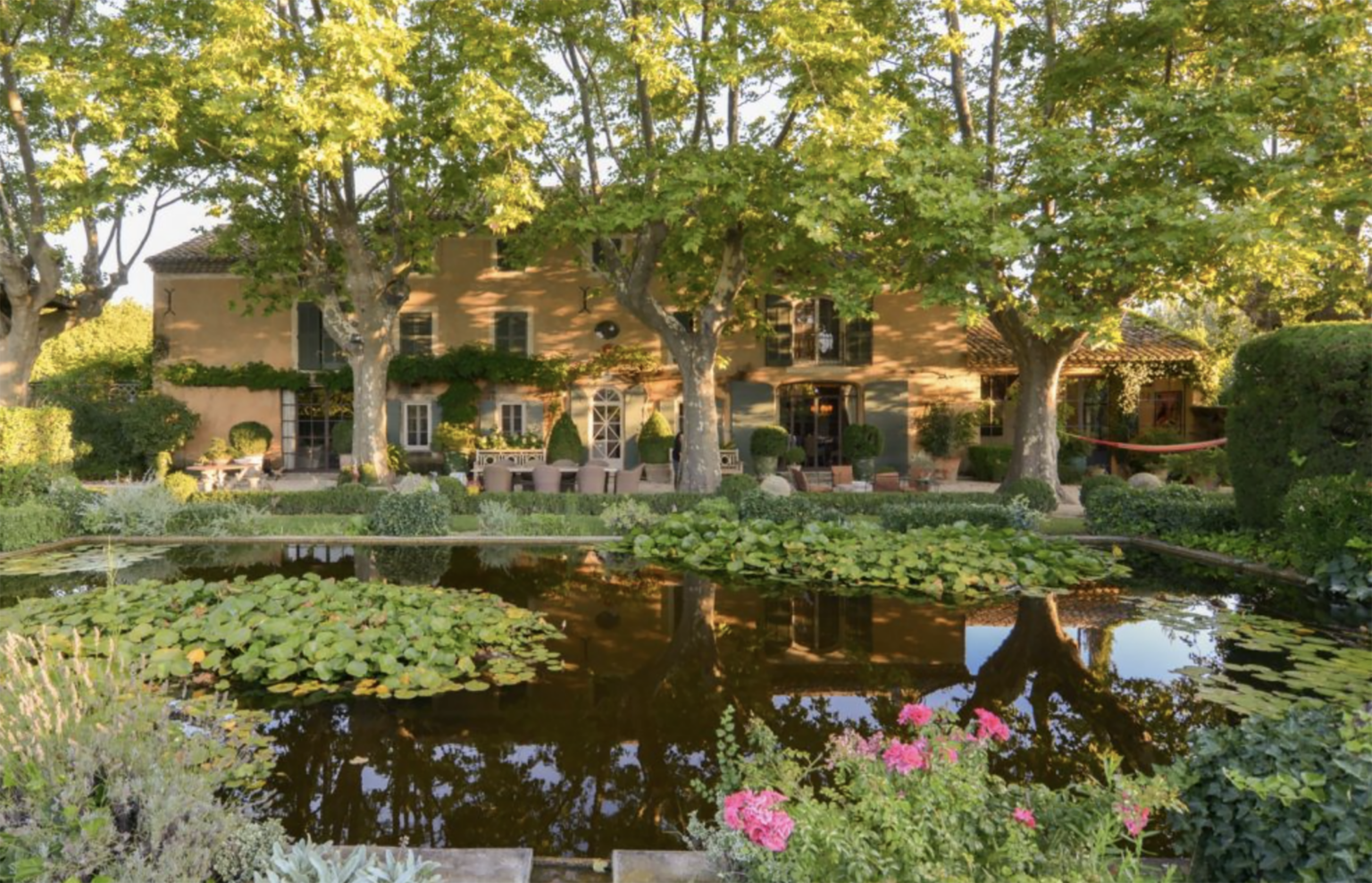 les confines the house and pond