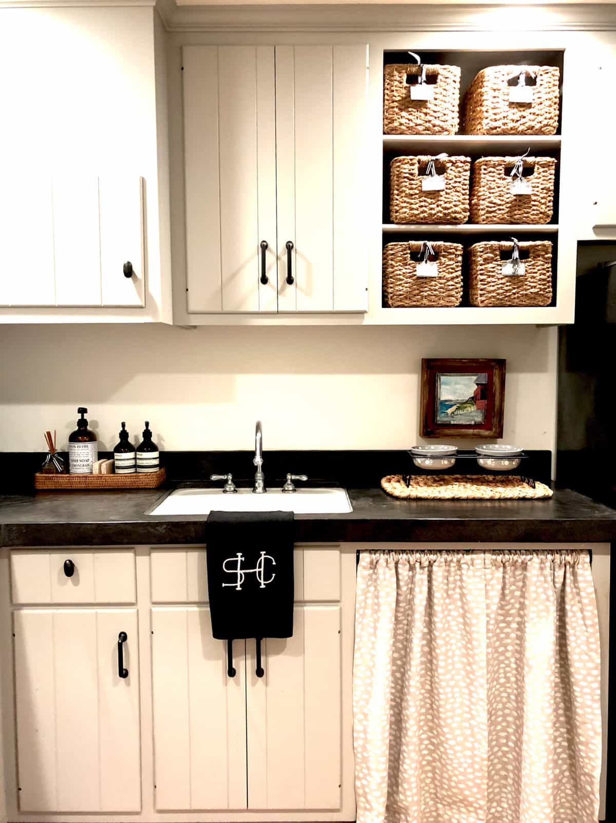 laundry room with skirt