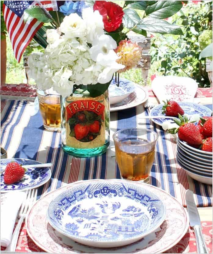 STYLISH PATRIOTIC TABLESCAPES YOU CAN COPY