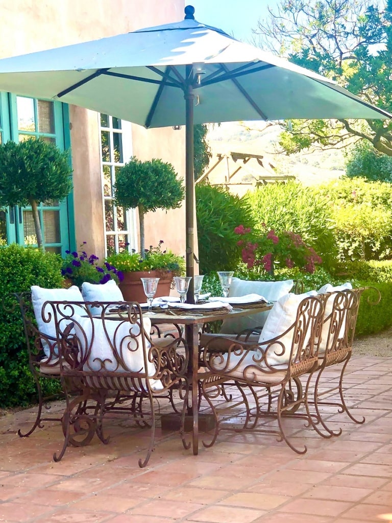 design blogger cindy hattersley's alfresco poolside table