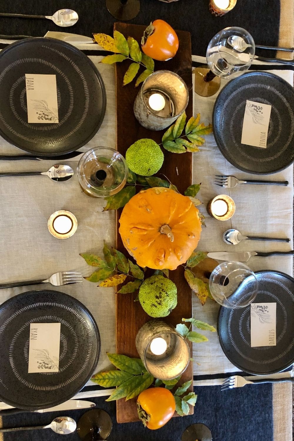 A BLACK AND WHITE FALL TABLESCAPE YOUR GUESTS WILL LOVE