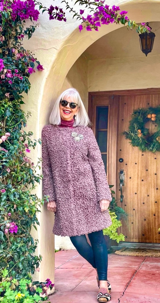 BROOCH POST You can read about the History of Brooches here on Invaluable TOWN AND COUNTRY MAGAZINE BEST WAYS TO STYLE A BROOCH ELEGANT DUCCHESS 25 WAYS TO WEAR A BROOCH HOW TO WEAR PINS AND BROOCHES TO UPDATE YOUR LOOK #1 AT THE COLLAR #1 AS A CLOSURE ON A SWEATER OR JACKET #3 MULTIPLES ON A JACKET #4 AT THE WAIST #5 ADORNING A HAT #6 CLIPPED ON SHOES #7 ON A NECKLACE