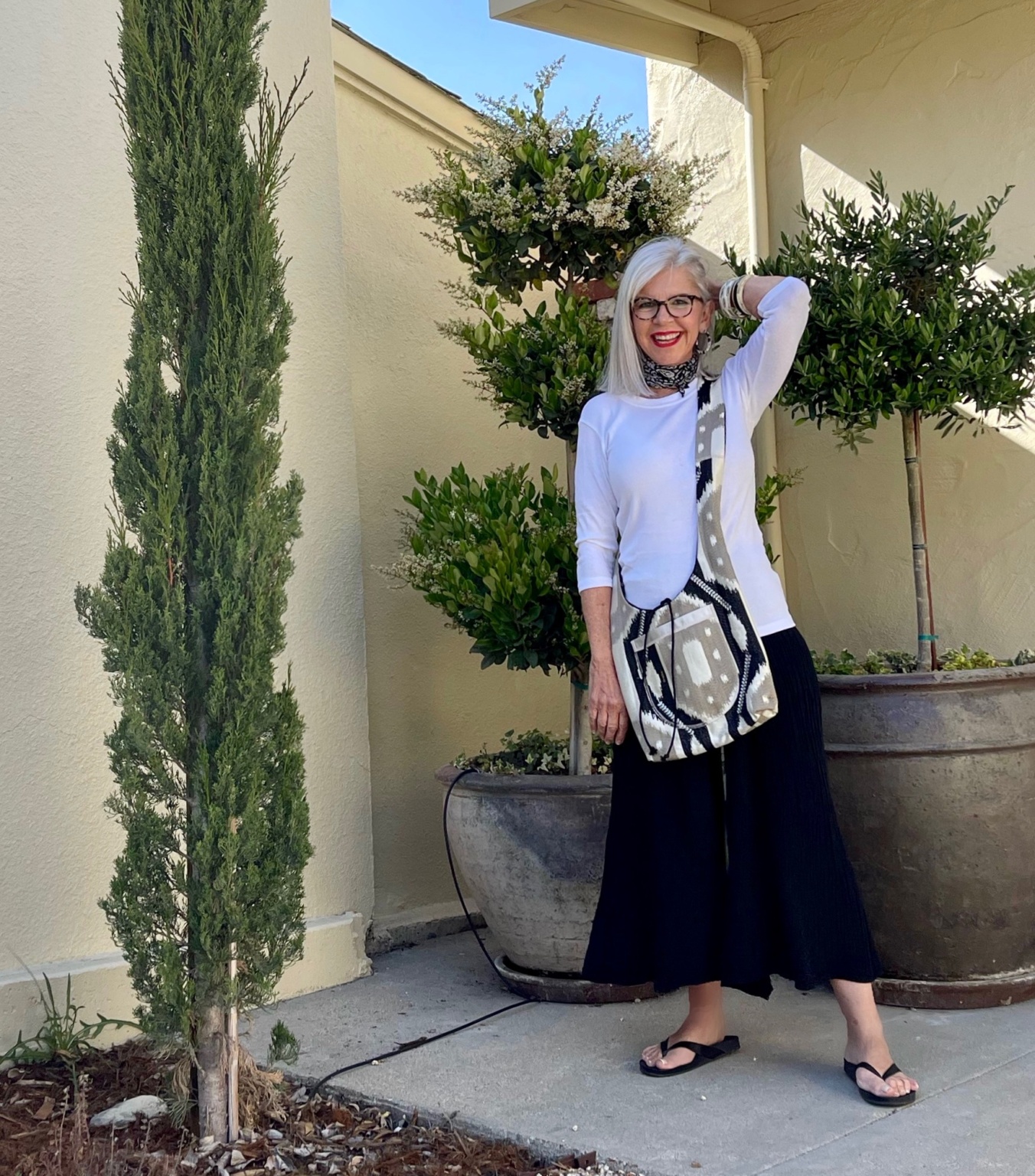 over 50 style blogger cindy hattersley in crinkle gauze pants and michael stars tee with crinkle gauze pants and oralba bag