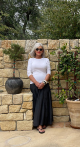 over 50 style blogger cindy hattersley wearing michael stars, cp shades and olukai