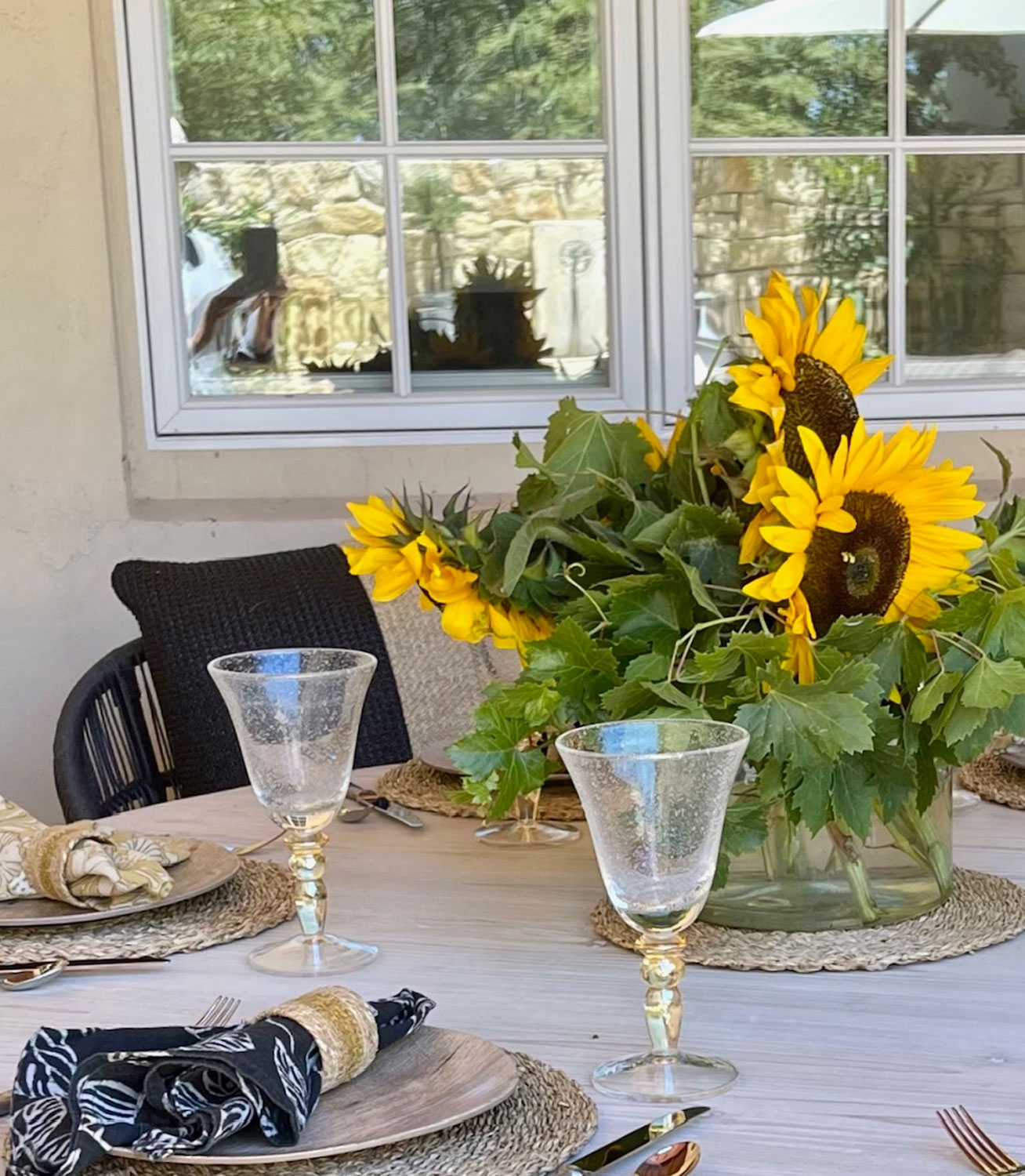 outdoor-floral-arrangement-sunflowers-and-grape-leaves-cindy hattersley