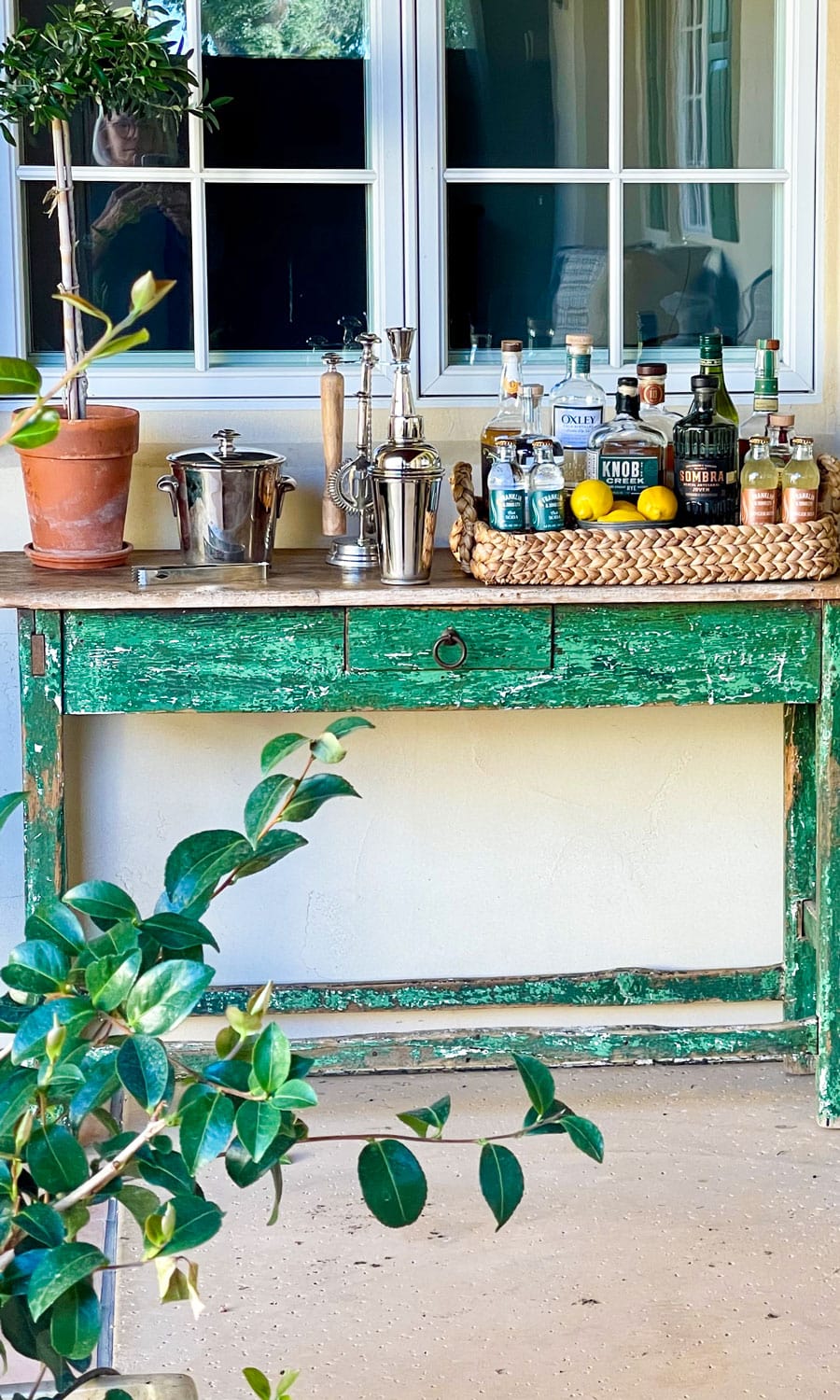 outdoor-bar-on-vintage-table