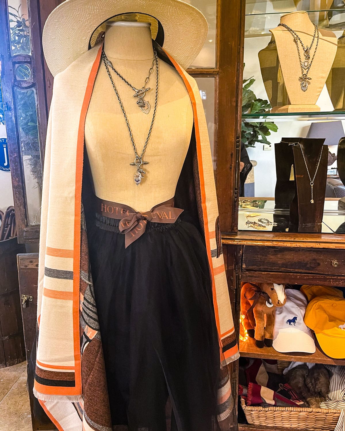 H-Cheval-Jewelry-on-Mannequinn