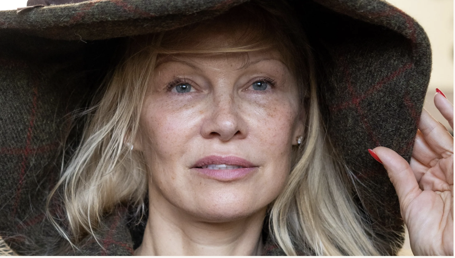 pamela anderwson makeup free
