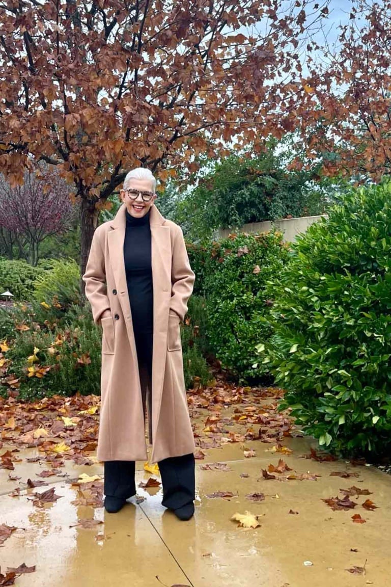 Long camel coat with black sweater and -pants-Embrace the Timeless Elegance and Versatility of Camel and Black