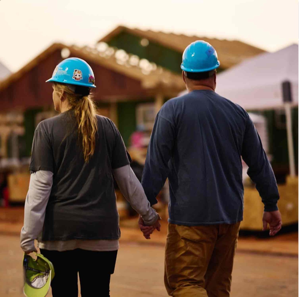 Garth & Trisha Yearwood in hard hats-friends in low places bar