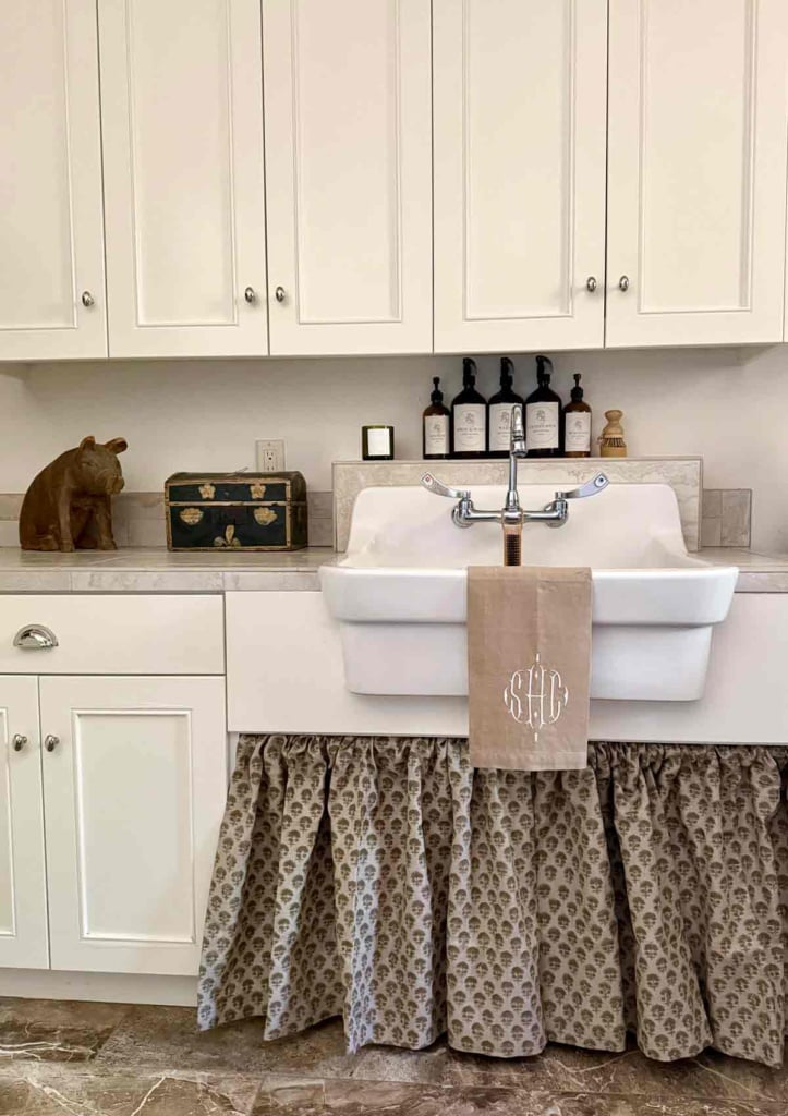 laundry room with skirted farmhouse sink