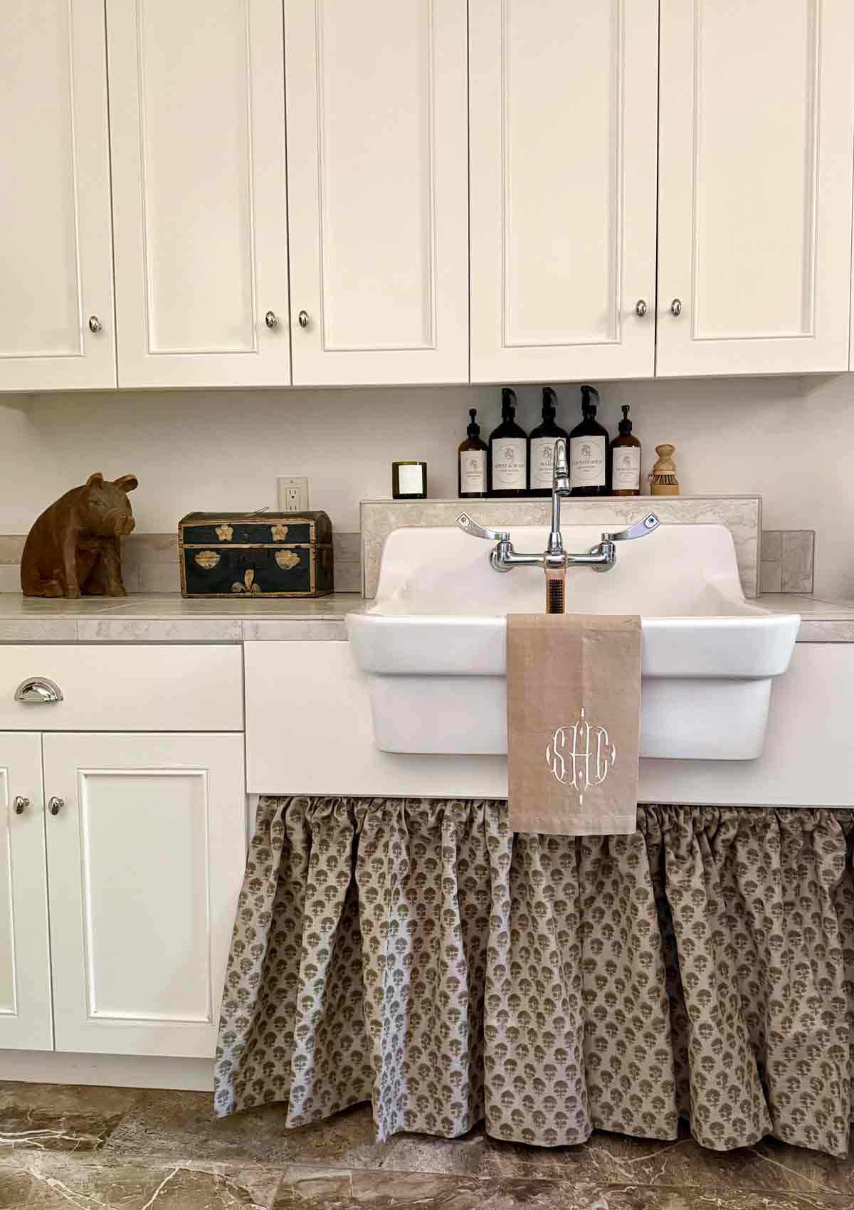 laundry room with skirted farmhouse sink