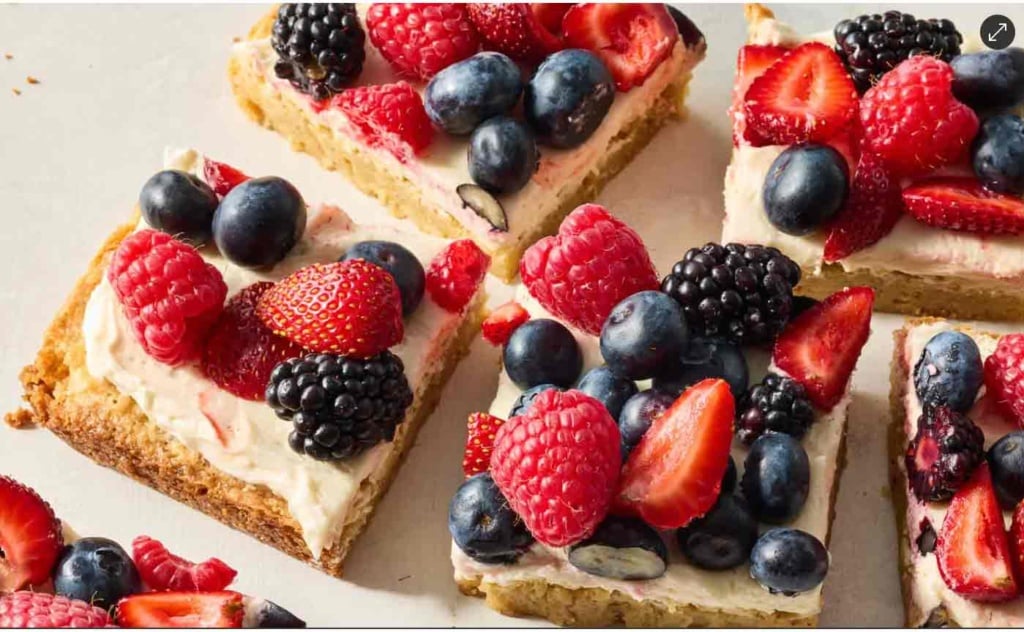 Sugar cookie bars with berries