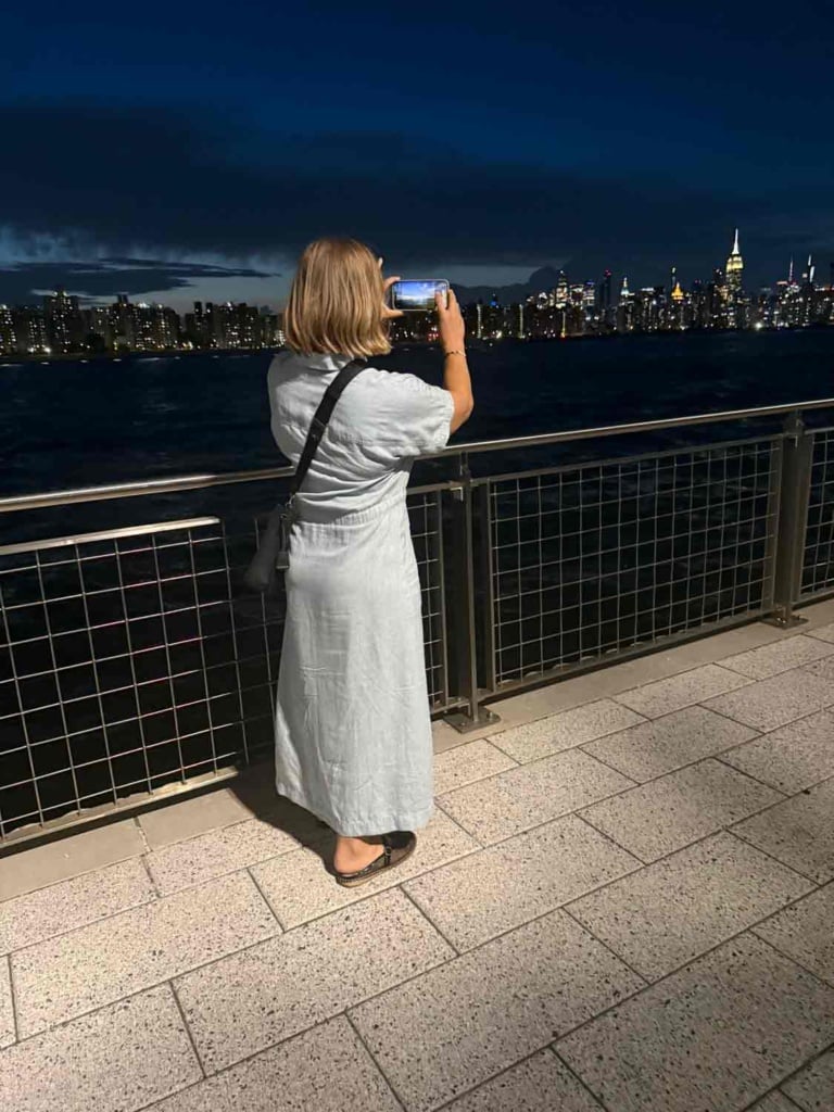 Jenna-Hattrsley-photographing-NY-skyline